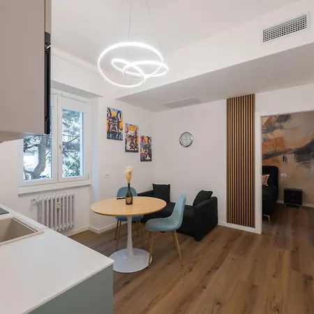 Bulldog Apartment *